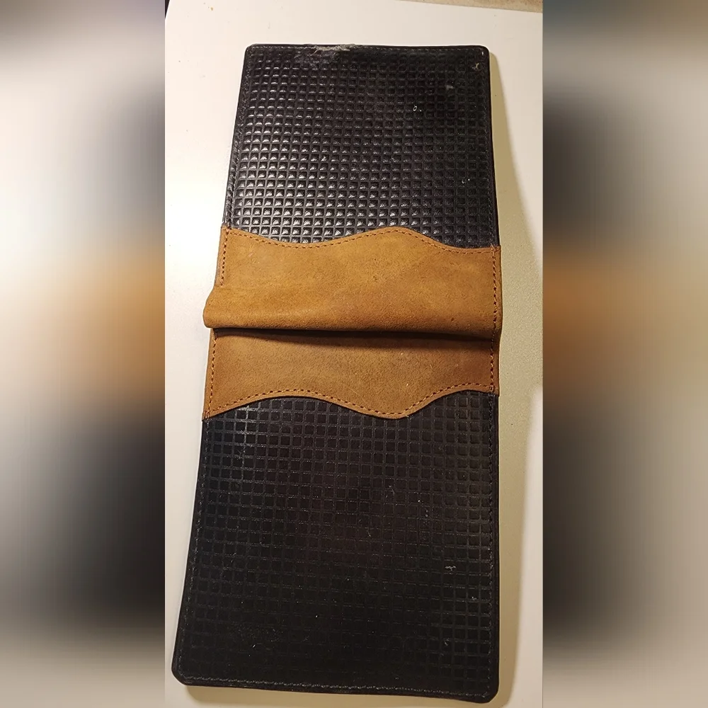 Men's Toneka Leather Two-tone Billfold Wallet. New.